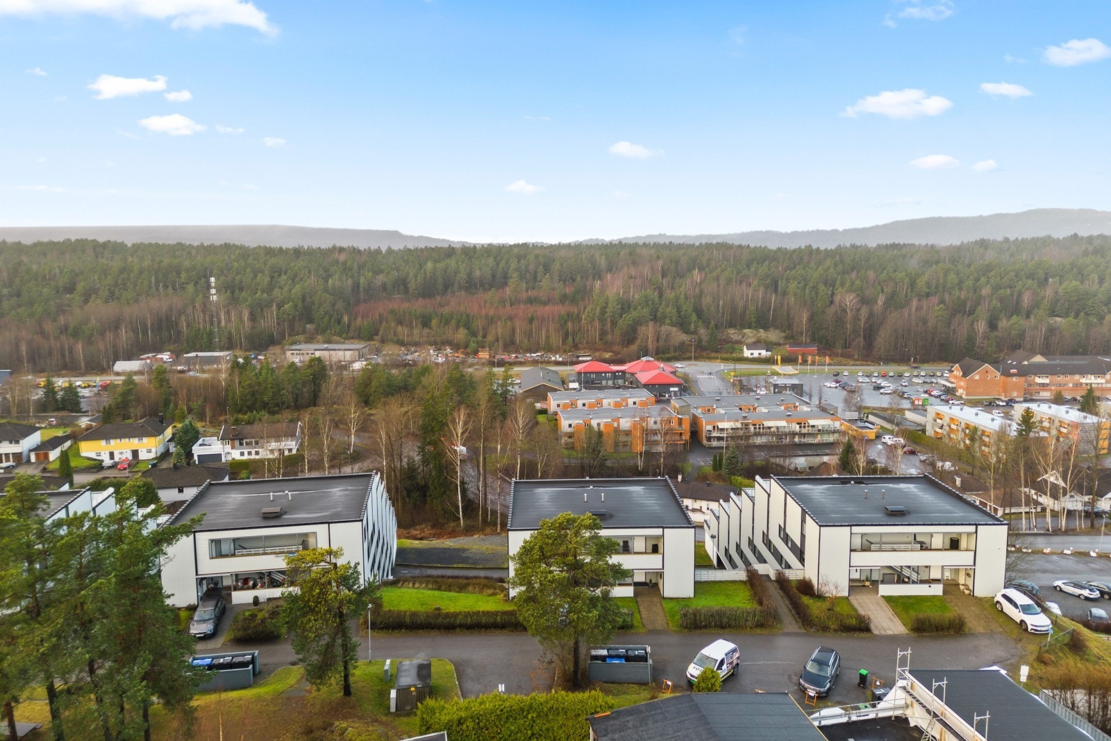 Boligen ligger i et veletablert og populært boligområde på Åvangen i Moss. Galleribilde
