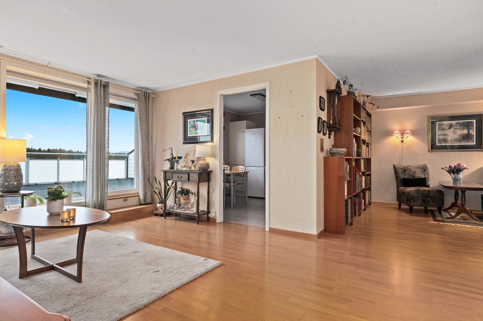 Den gjennomgående planløsningen gir en god romfølelse og flyt mellom stue og kjøkken. Galleribilde