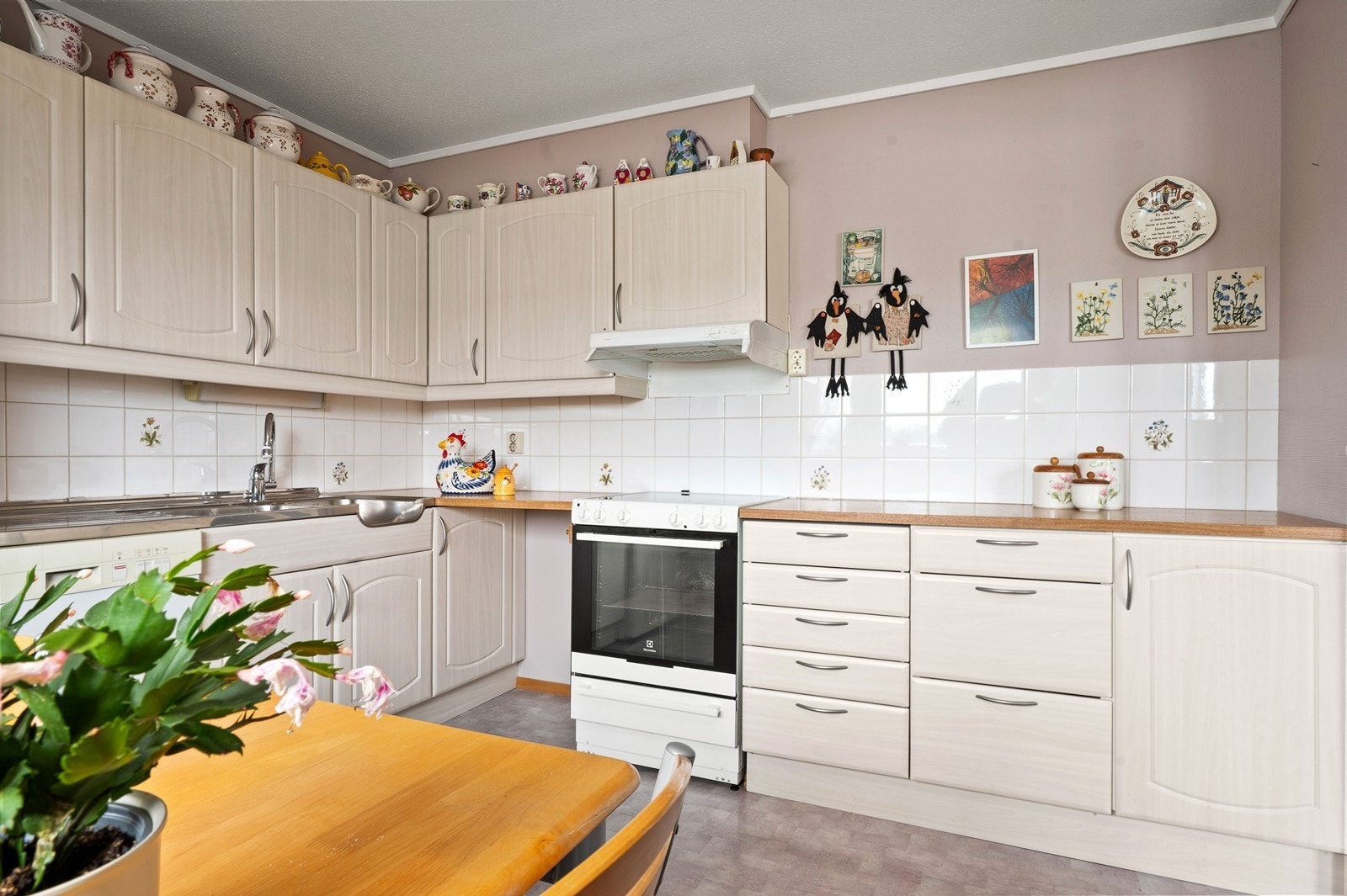 Kjøkkenet er utstyrt med frittstående hvitevarer og ventilator koblet til sentralanlegget. Galleribilde