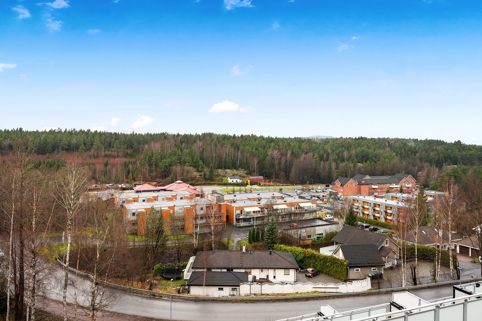 Det er kort vei til Kambosenteret med dagligvare, apotek og øvrige servicetilbud. Galleribilde