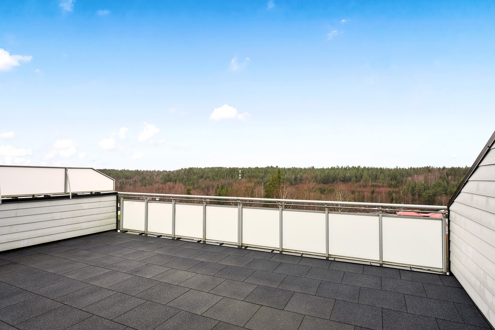 En av leilighetens fremste kvaliteter er den store terrassen på 40 m². Galleribilde