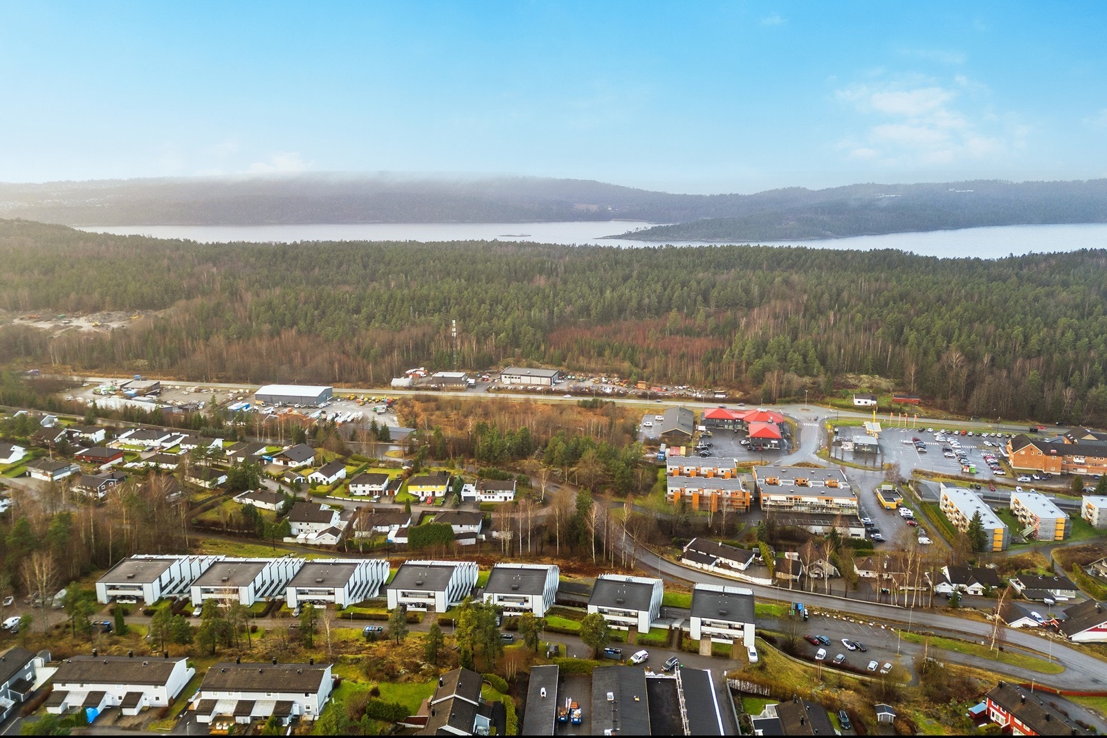 Kambo togstasjon ligger kun minutter unna, med hyppige avganger mot Oslo. Galleribilde