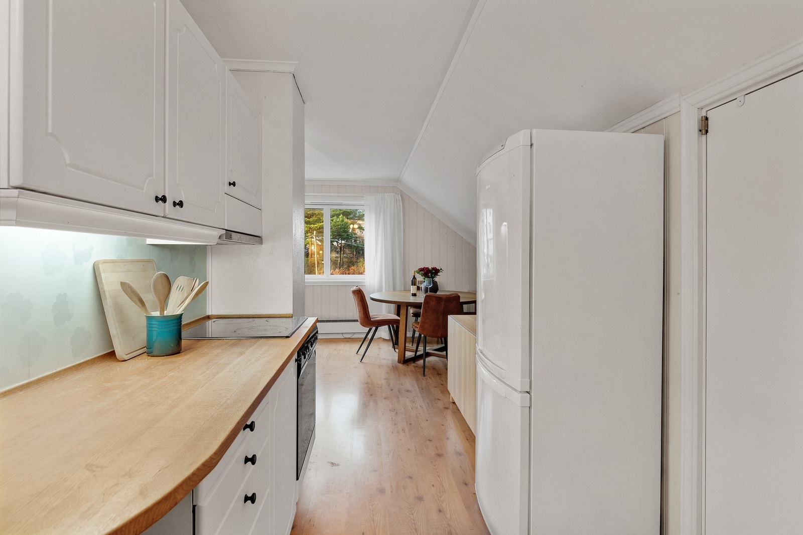 Integrert komfyr samt kjøleskap som følger med salget. Galleribilde