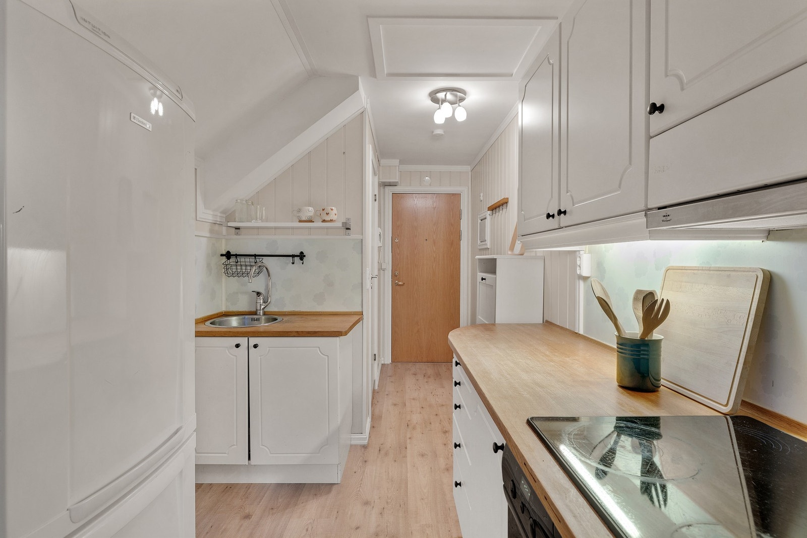 Funksjonelt og romslig kjøkken med innredning i profilerte fronter og heltre benkeplate. Galleribilde