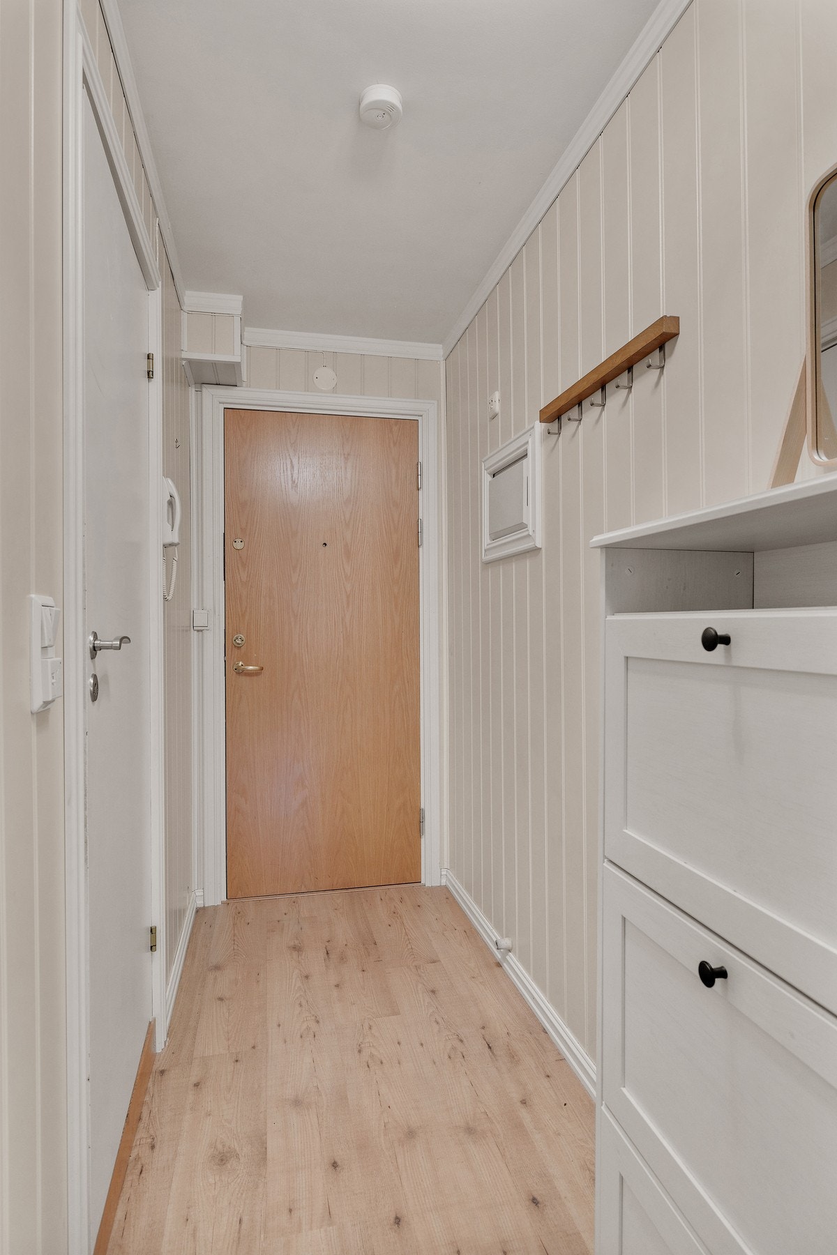 Velordnet entré med gode oppbevaringsmuligheter for yttertøy og sko. Galleribilde