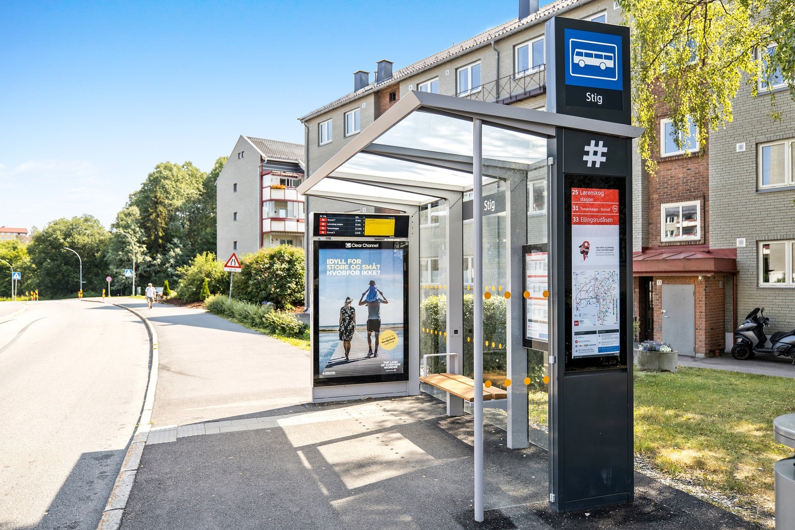 Kort vei til bussholdeplassen, her går det buss hele natten. Galleribilde
