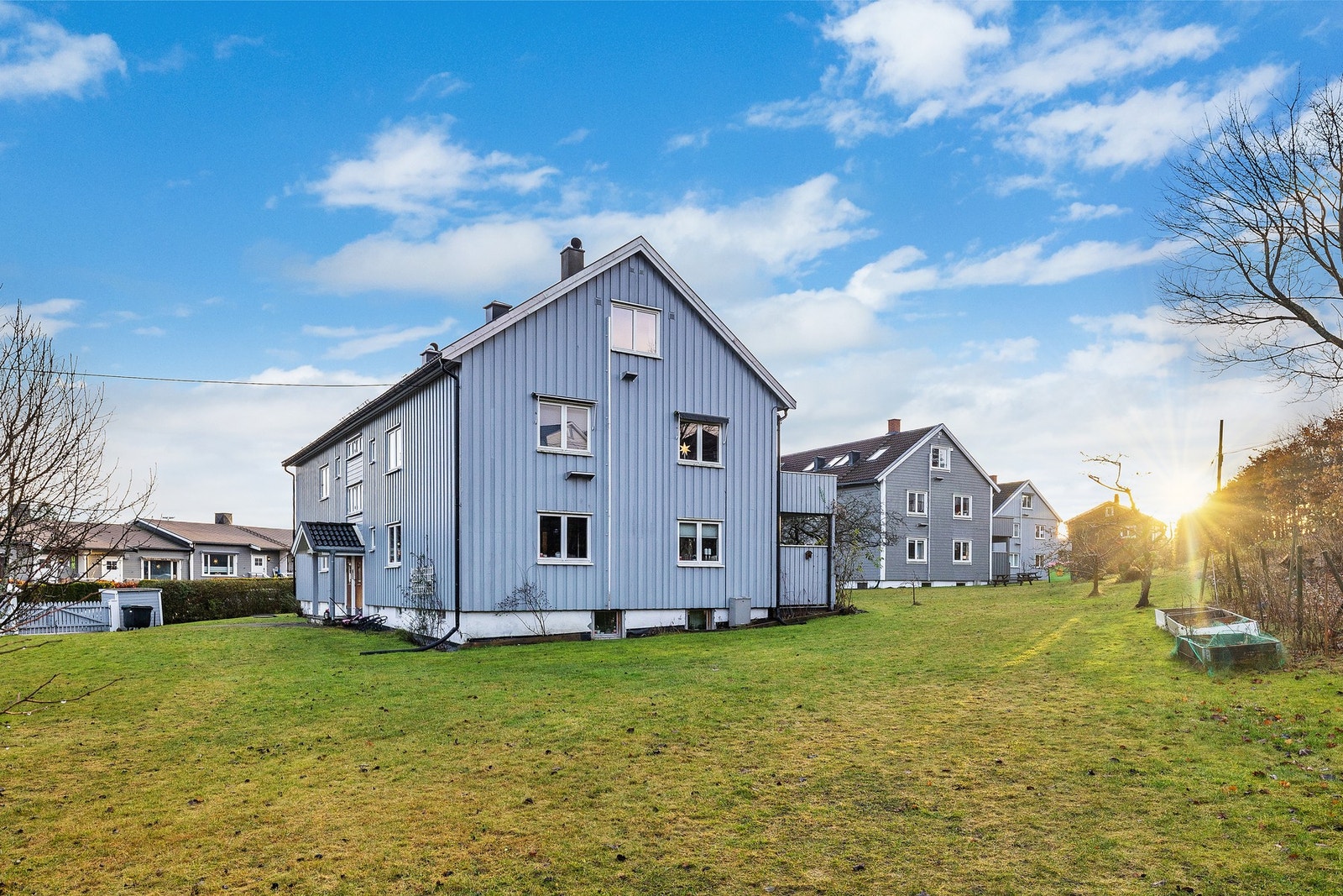 Hyggelig bebyggelse med god plass rundt hvert enkelt bygg. Galleribilde