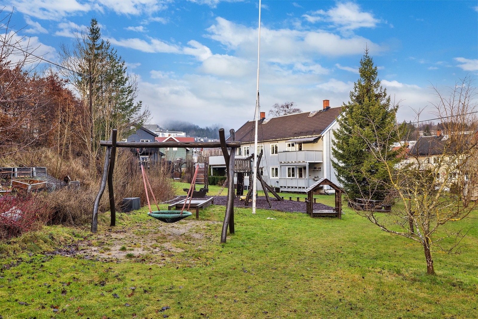 Felles hage med stort areal, egen hagegruppe og drivhus. Galleribilde