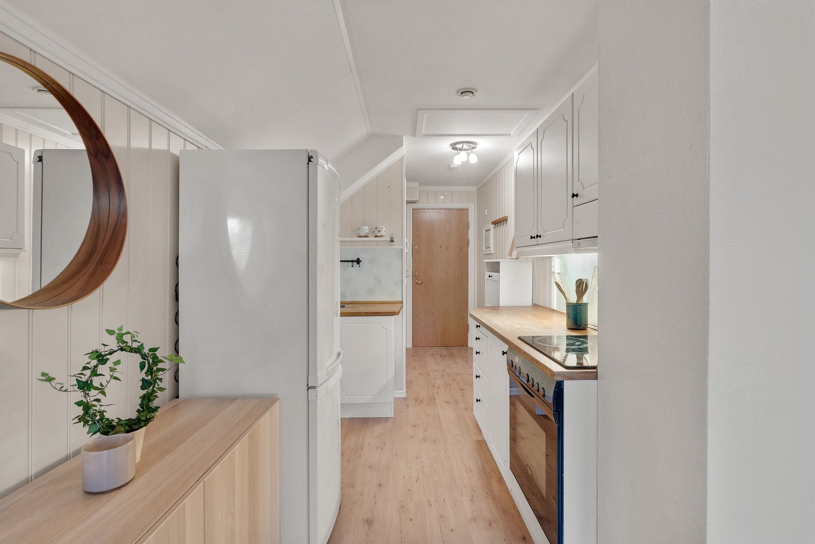 Mye oppbevaringsplass i bod med inngang fra kjøkken. Galleribilde