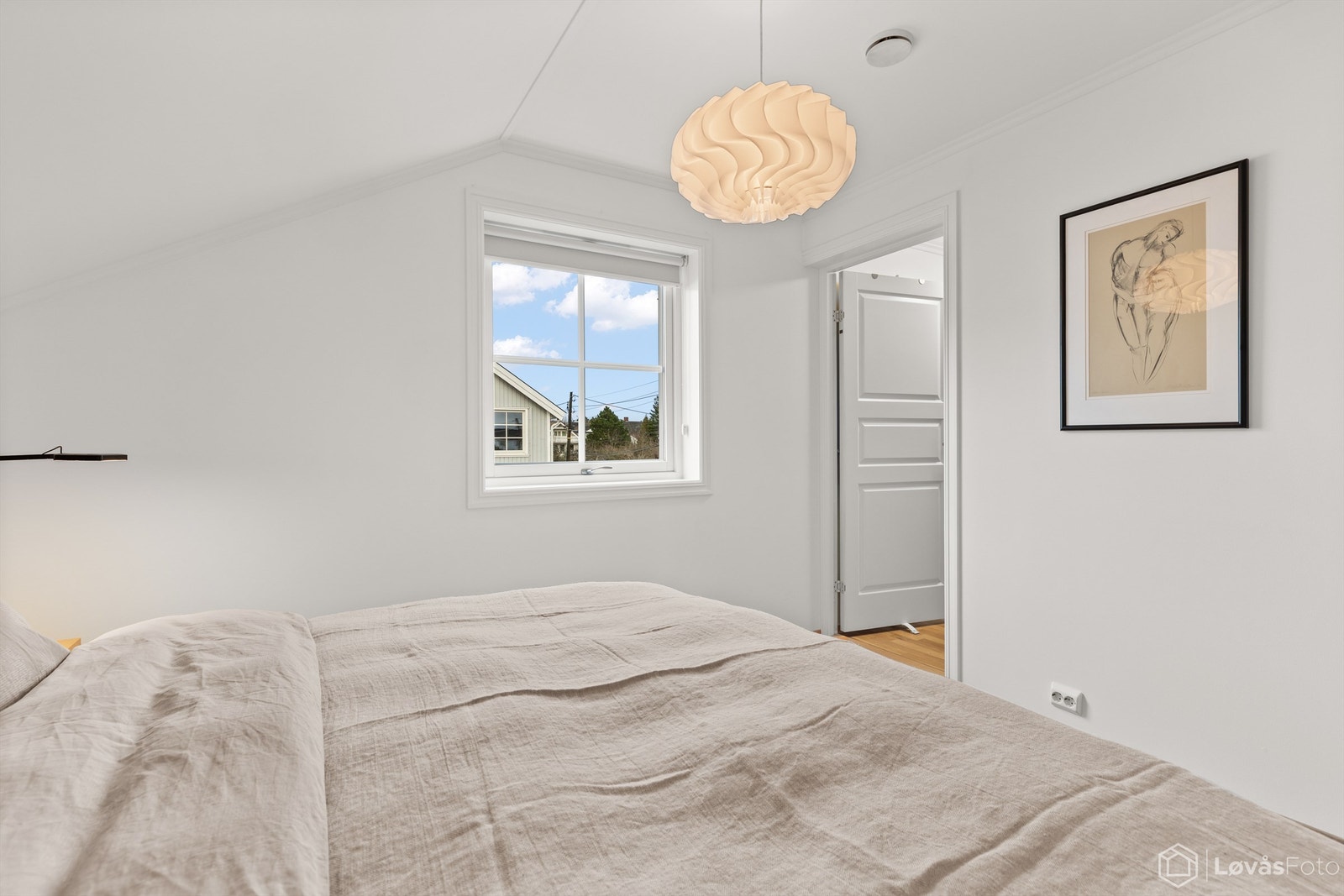 Fra hovedsoverommet er det direkte adkomst til et praktisk walk-in closet. Galleribilde