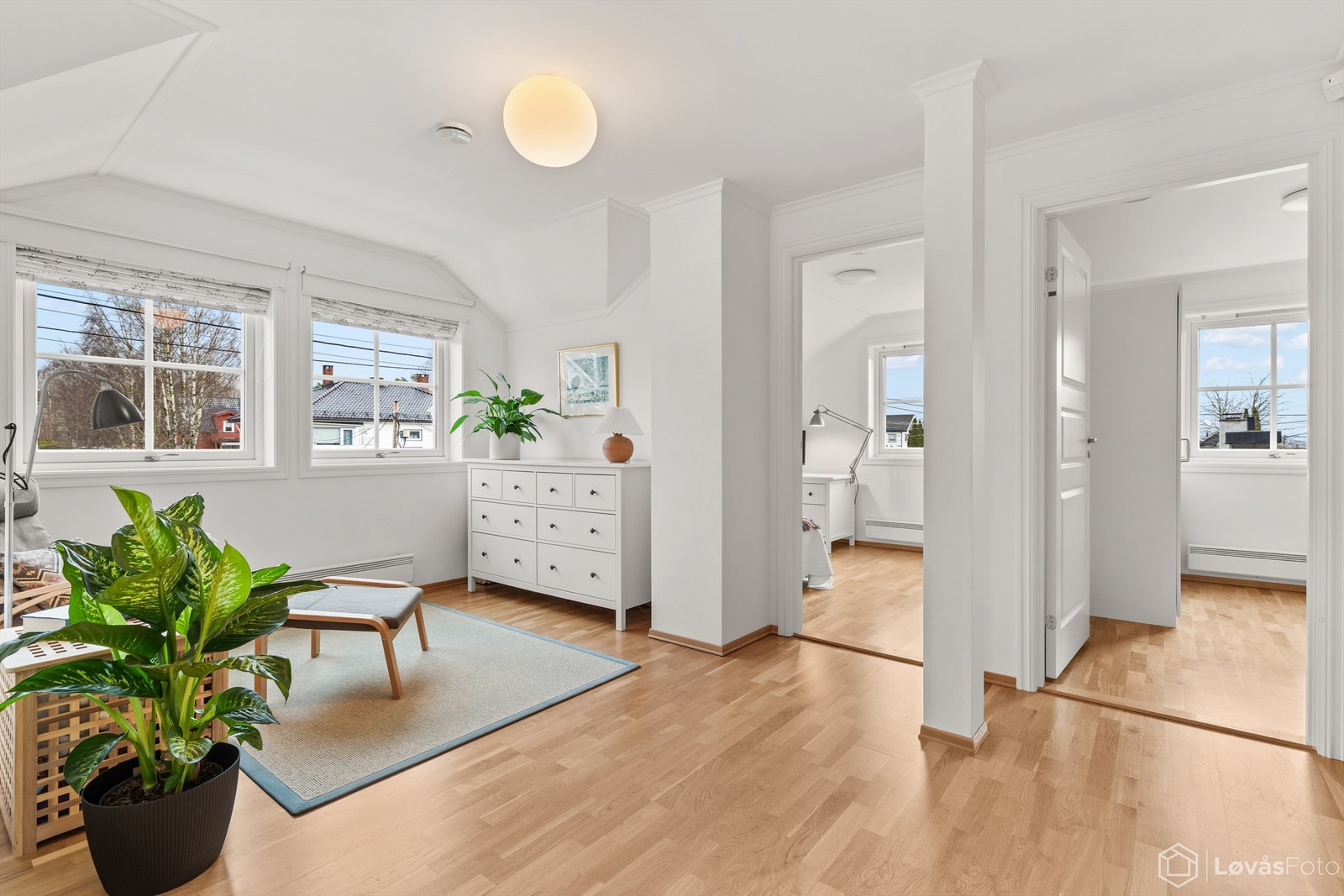 En lys og anvendelig loftstue som gir fleksibilitet for bruk som TV-stue, kontor eller lekeareal. Ved behov kan dette rommet med enkelthet gjøres om til ett soverom, slik at man får totalt fire soverom i denne etasjen. Galleribilde