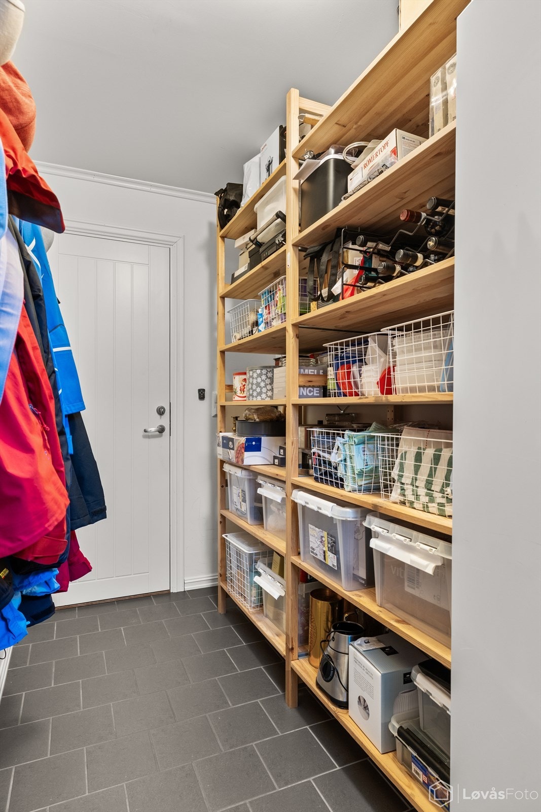 Fra trappegangen er det en praktisk sluse med bodplass og direkte adkomst til garasjen. Galleribilde