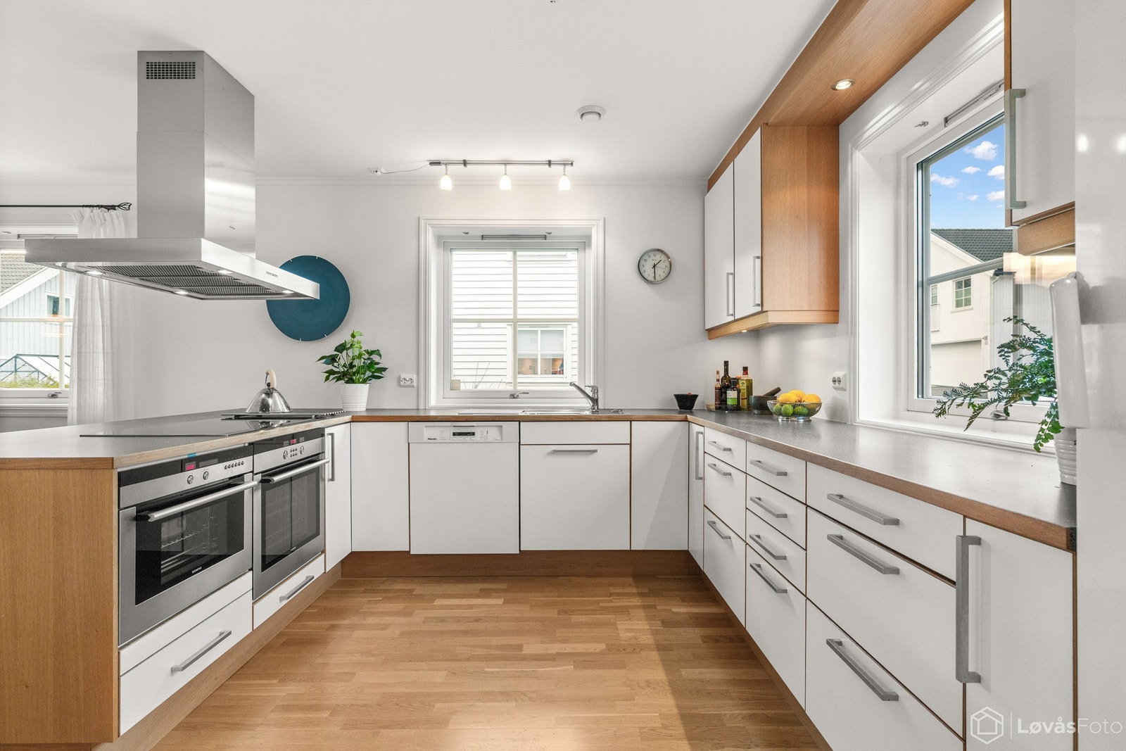 Godt med benke- og skapplass, samt praktisk belysning under overskapene. Galleribilde