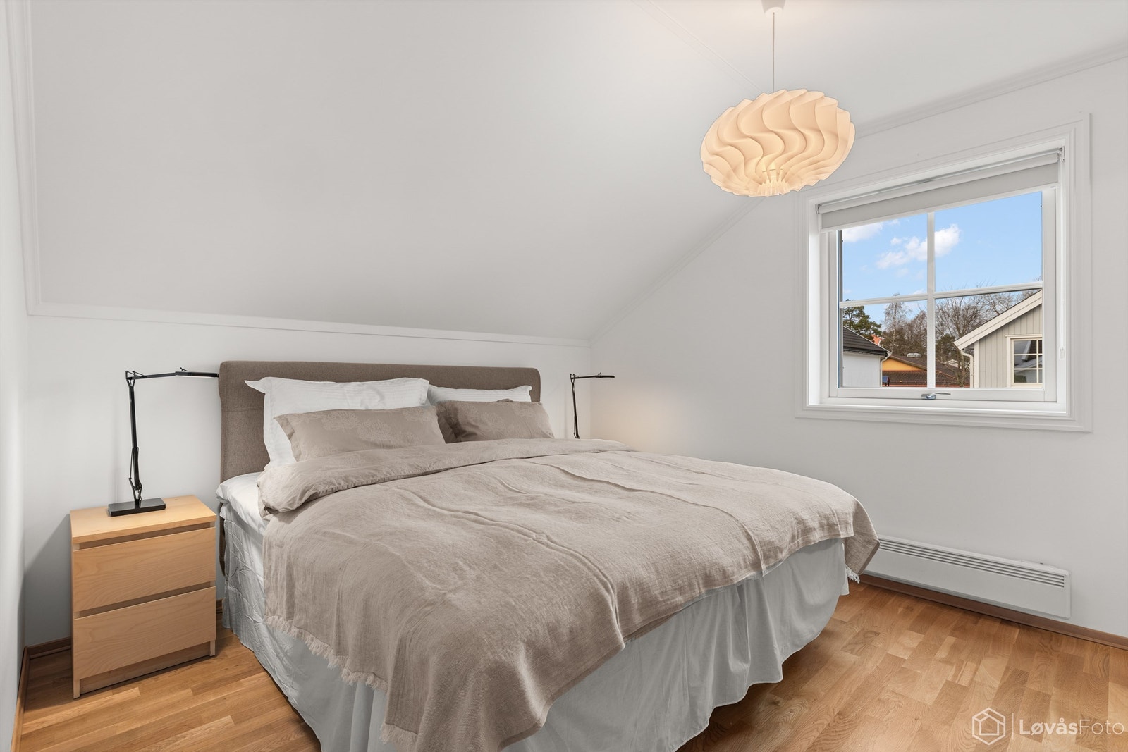Hovedsoverommet er romslig, med parkett på gulv og nymalte flater. Galleribilde