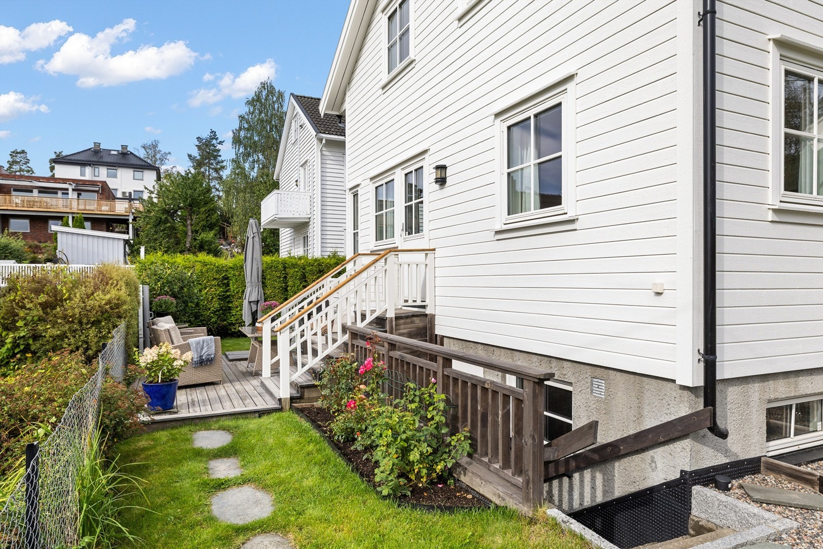 Egen inngang til kjelleretasjen. Galleribilde