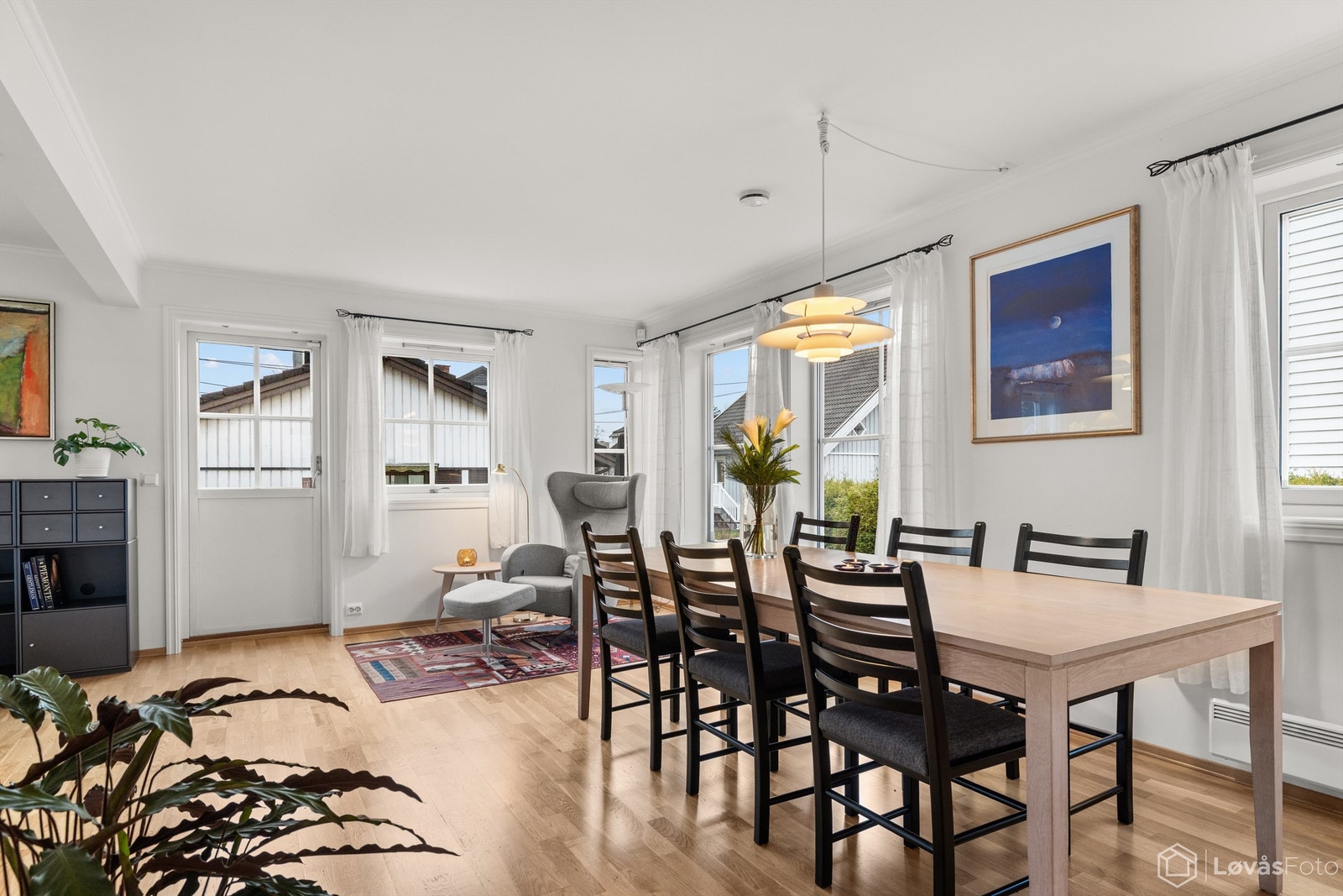 De store vindusflatene i fire himmelretninger slipper inn rikelig med dagslys og skaper en luftig og innbydende atmosfære. Galleribilde