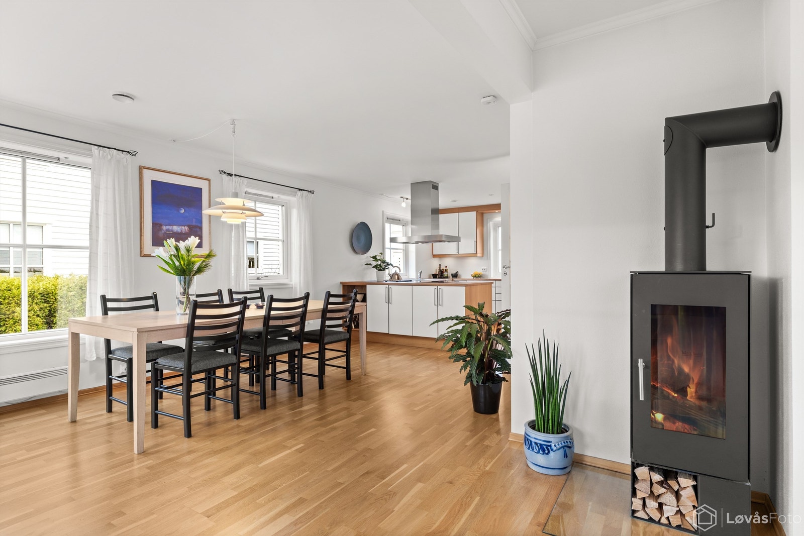 Inn igjen. Peisovnen er sentralt plassert mellom stue- og spisestuedelen. Galleribilde