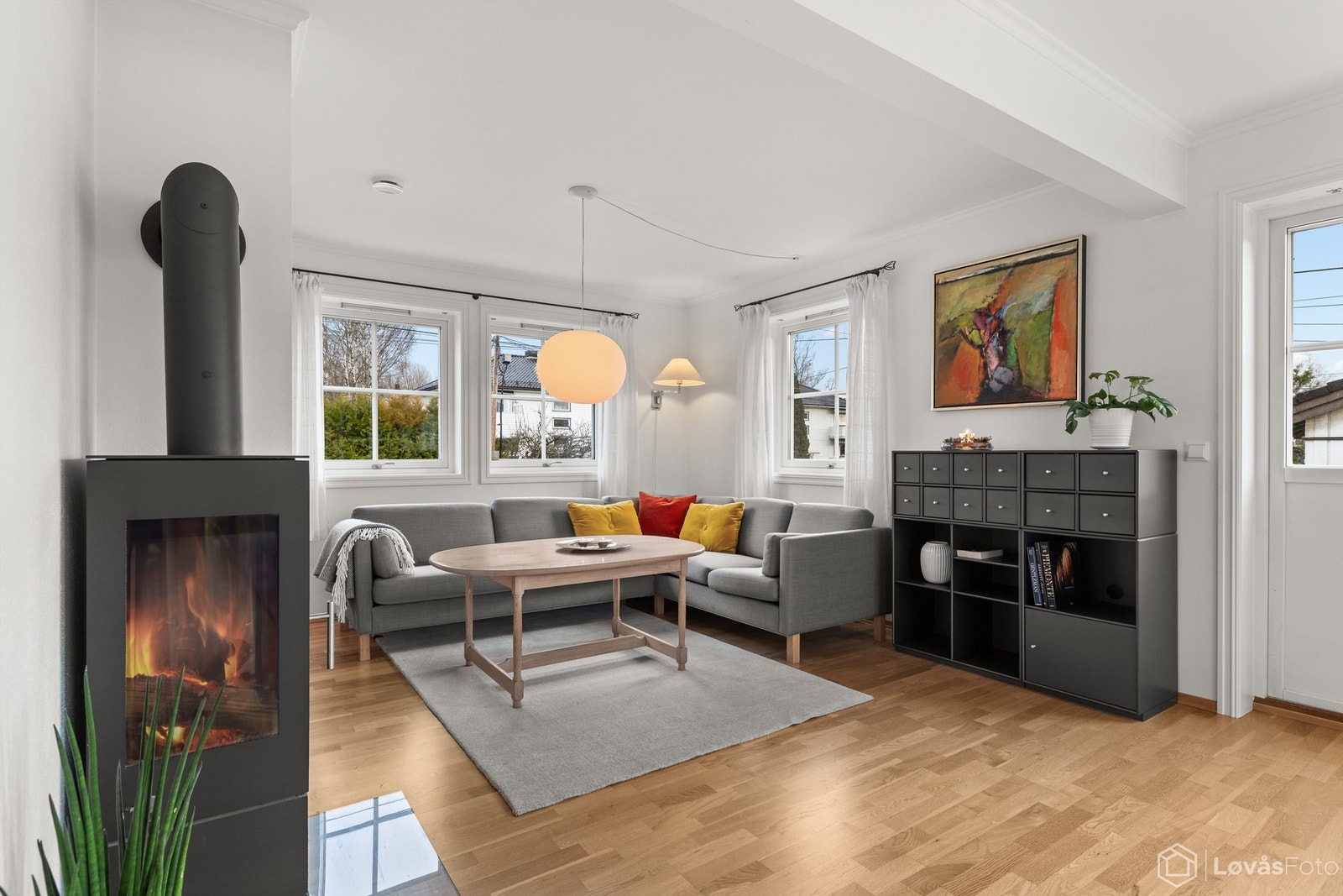 Stuedelen har god plass til en komfortabel sofagruppe og er et naturlig samlingspunkt. Galleribilde