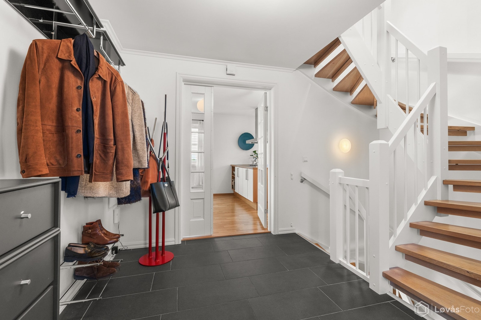 Stor og praktisk entré/gang med flislagt gulv med gulvvarme. Det er god plass til oppbevaring av yttertøy og sko, og rommet fungerer som et naturlig knutepunkt mellom boligens ulike soner. Galleribilde