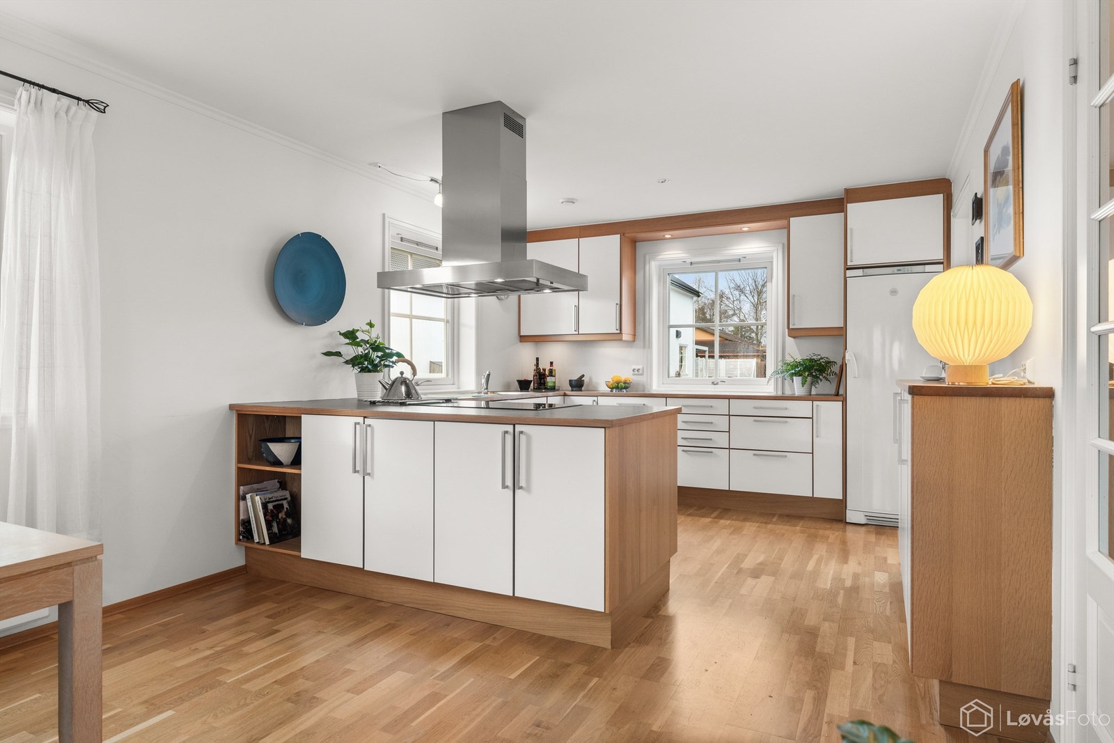 Kjøkkenet ligger i åpen forbindelse med stue og spisestue, og er effektivt innredet i behagelige farger og tidløs stil. Galleribilde