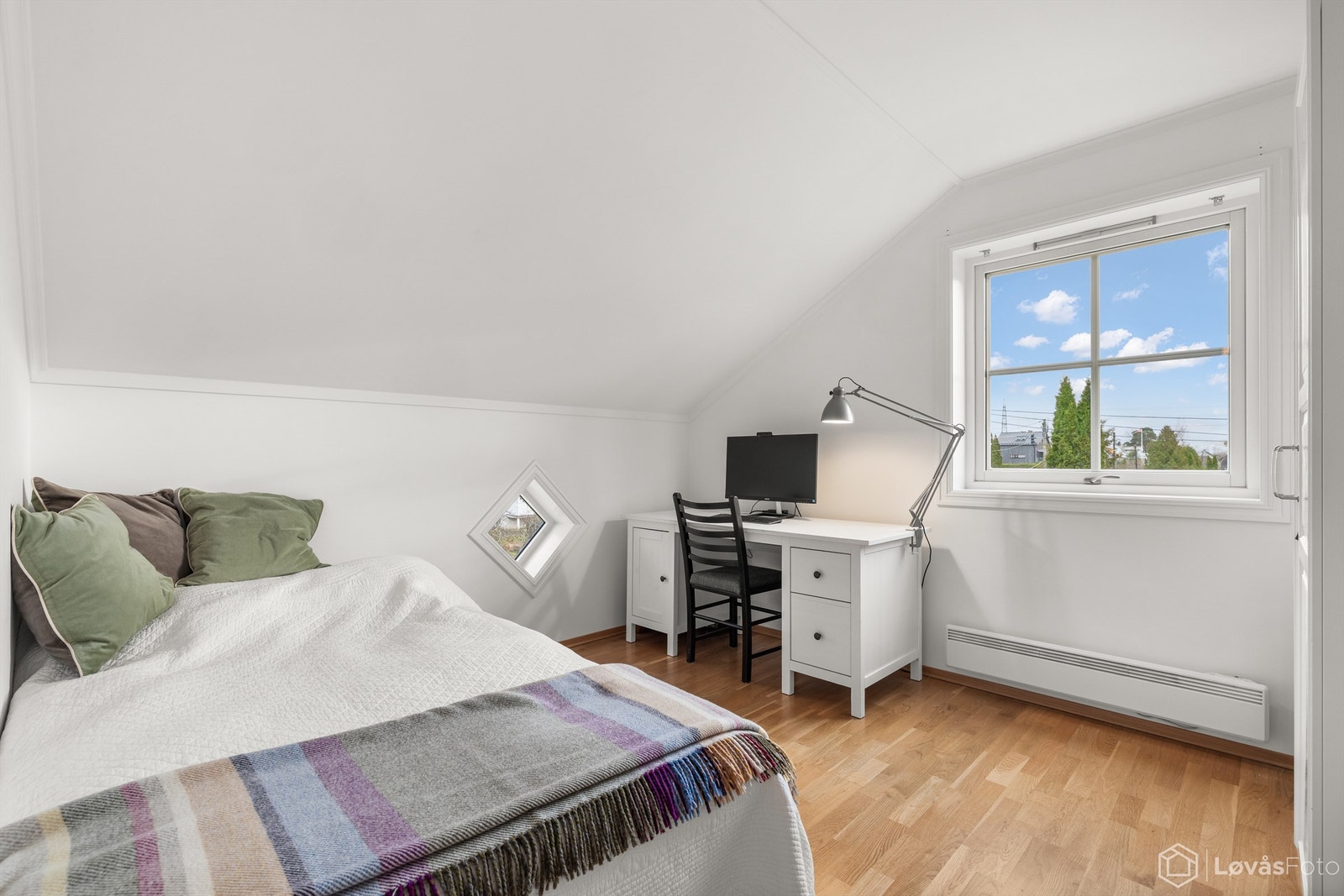 Soverom 2 av 3 med plass til seng og skrivebord. Legg merke til det karakteristiske lille vinduet som gir rommet særpreg. Galleribilde