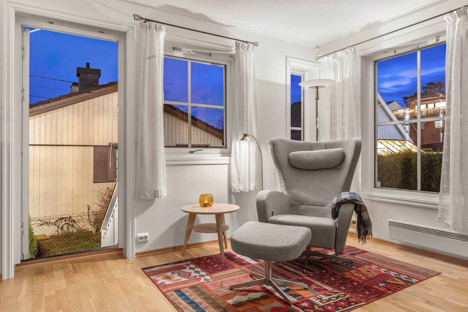 Her er god plass til flere sittegrupper, og direkte utgang til en solrik terrasse på ca. 20 kvm og hage. Galleribilde