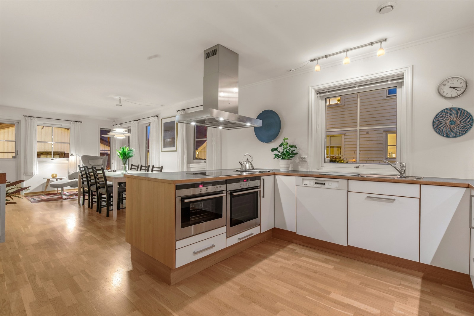 En funksjonell kjøkkenøy gir ekstra oppbevaringsplass og inviterer til hyggelige måltider og samvær rundt kjøkkenbaren. Galleribilde