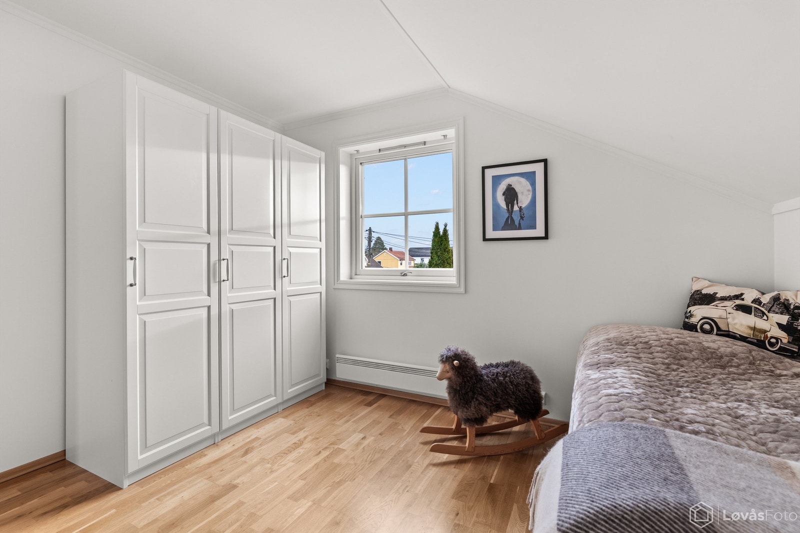 Rommet er utstyrt med garderobeskap for effektiv oppbevaring. Galleribilde