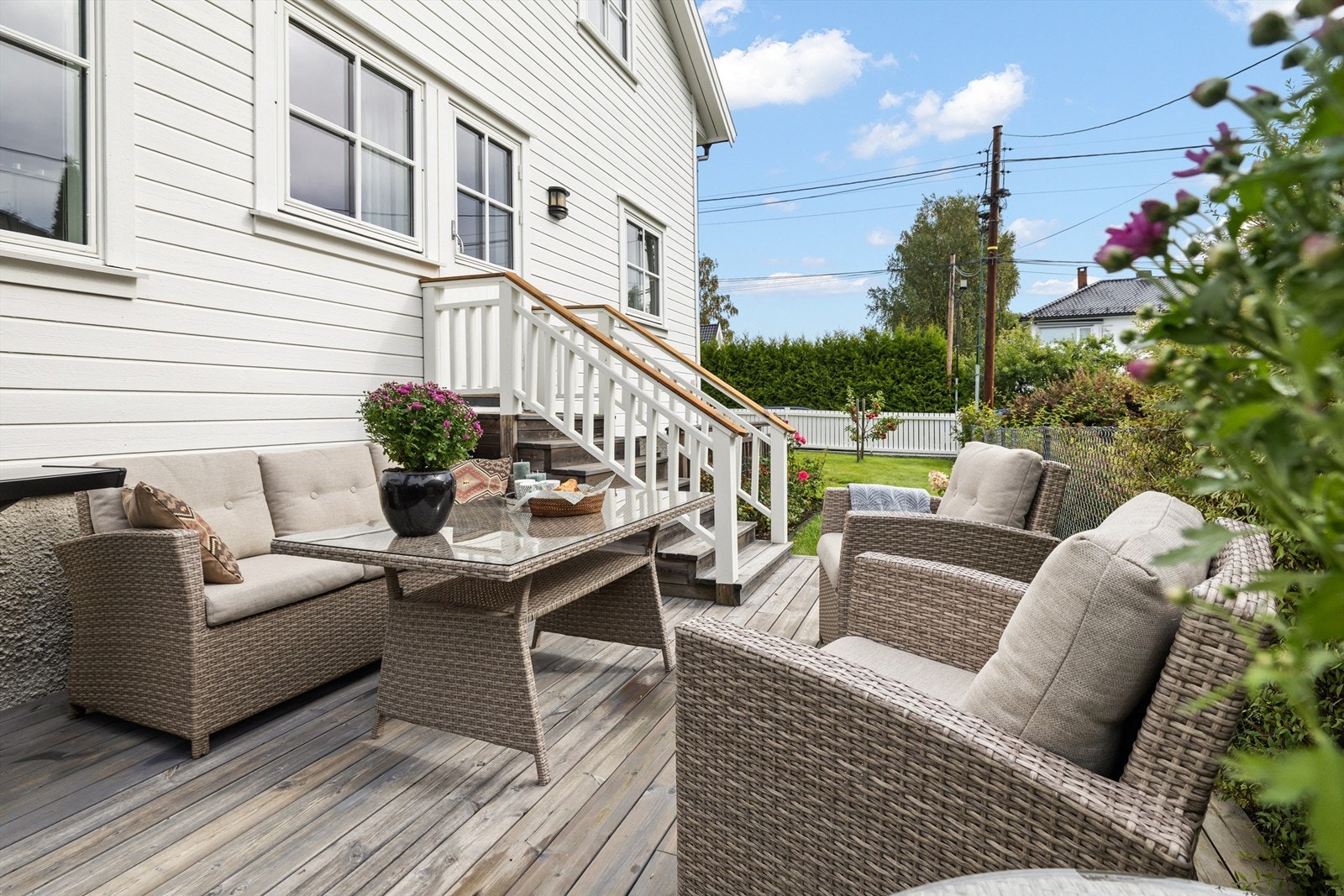 Terrassen ble fornyet i 2020 i trekonstruksjon med terrassebord av typen Møre Royal, et materiale kjent for sin holdbarhet. En skjermet og privat uteplass med videre adkomst til hagen. Galleribilde