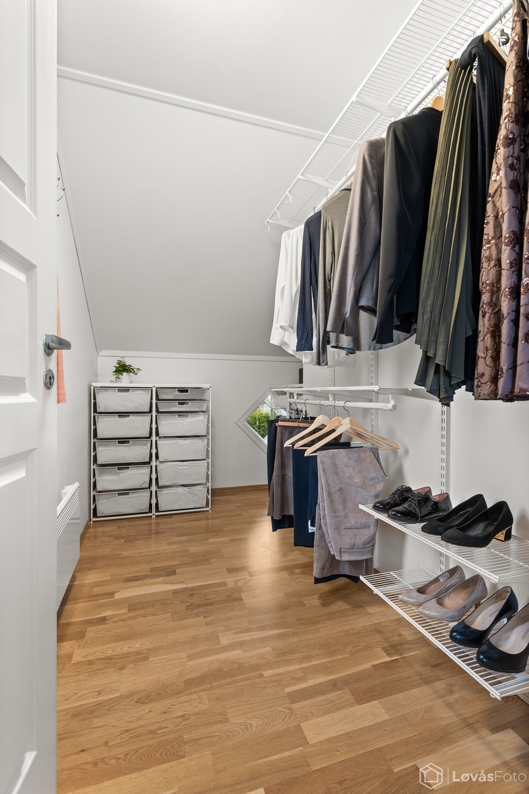 Walk-in closet gir en ryddig løsning for organisering av klær og tilbehør. Galleribilde