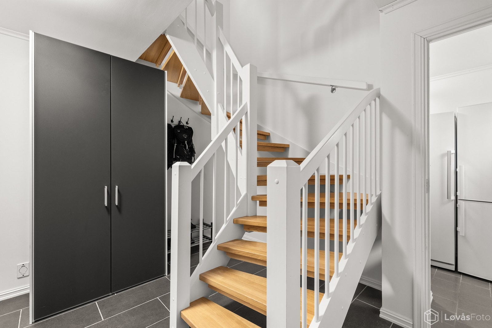 Stor kjeller som åpner for flere bruksmuligheter. Kjelleretasjen ble renovert i 2016 og består av trapperom/gang, kjellerstue, bad, bod/sluse og garasje. Galleribilde