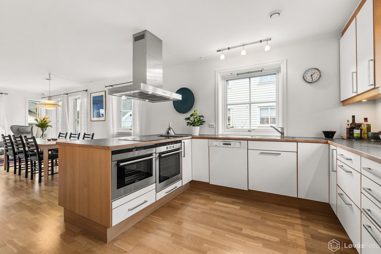 Kjøkkenet er utstyrt med integrerte hvitevarer som inkluderer komfyr, dampovn, nedfelt platetopp, kjøleskap og oppvaskmaskin - som alle medfølger. Galleribilde