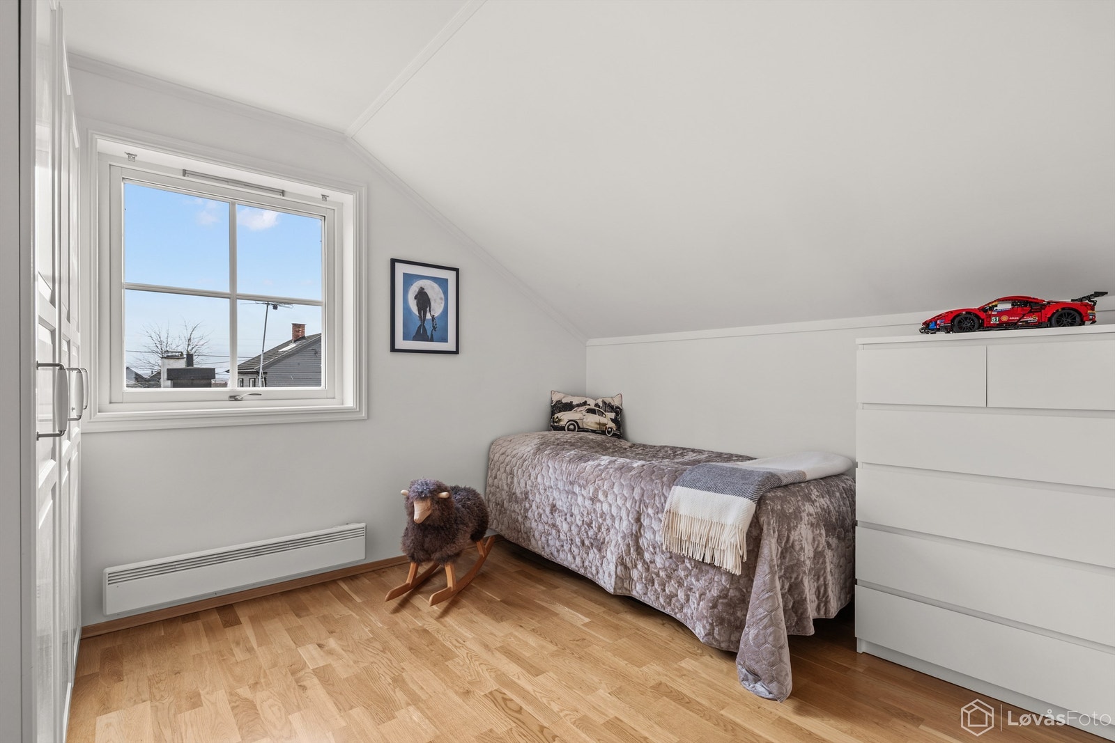 Det tredje soverommet har også en god størrelse med plass til seng og oppbevaring. Galleribilde