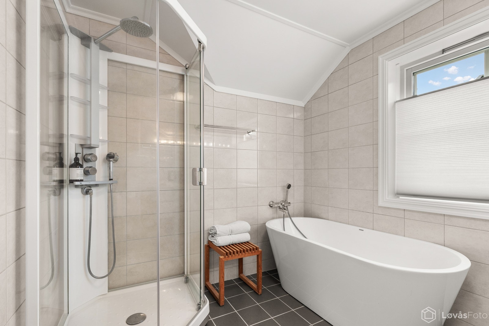 Dusjkabinettet har regnfallsdusj, og det er gulvvarme for ekstra komfort. Galleribilde