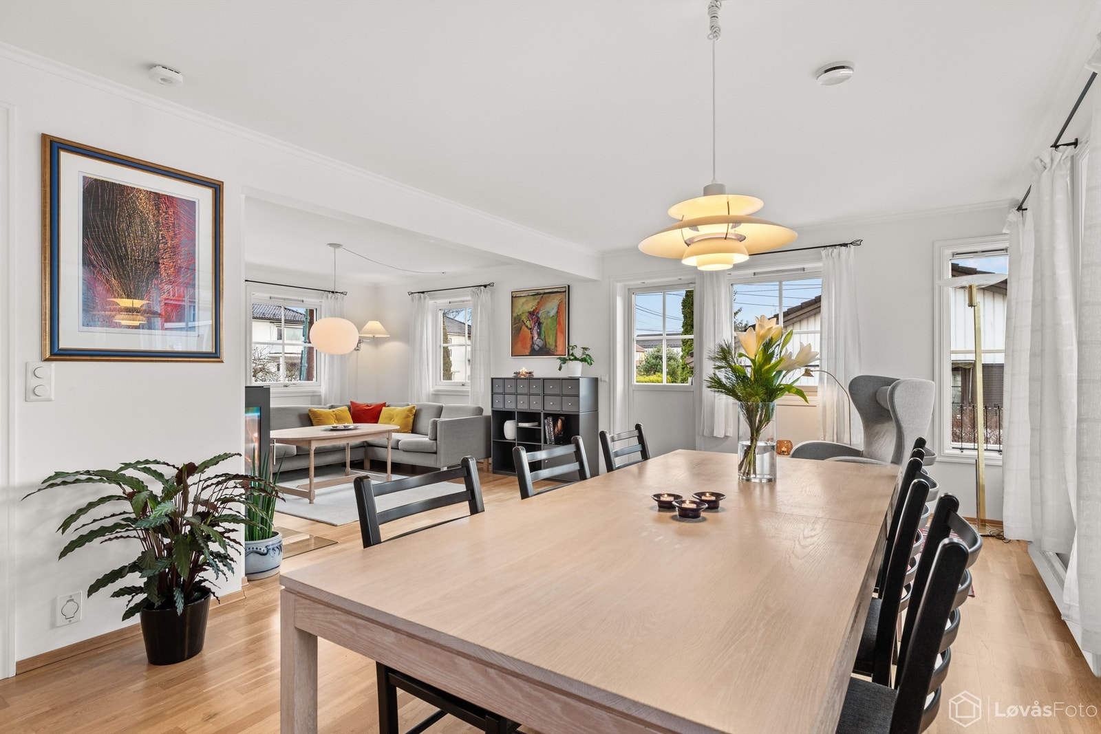 Stue, spisestue og kjøkken i åpen løsning skaper en sosialt oppholdsrom. Galleribilde