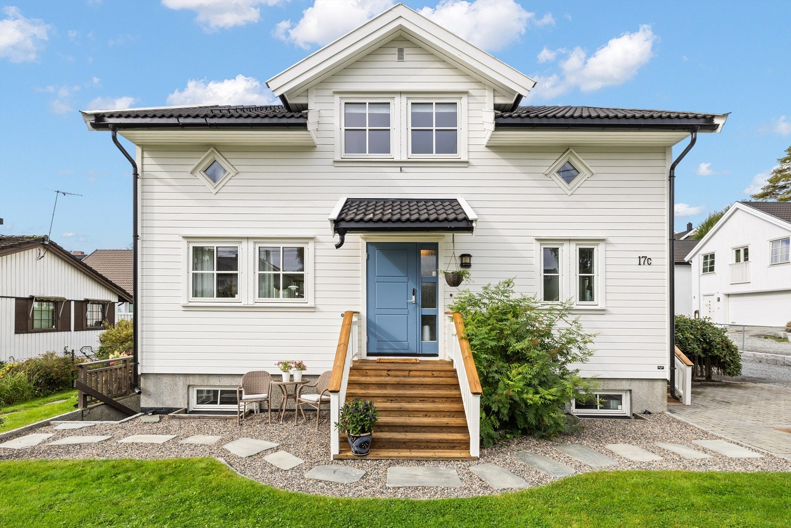 En klassisk og innholdsrik enebolig fra 2008, beliggende i et etablert og barnevennlig villaområde. Galleribilde