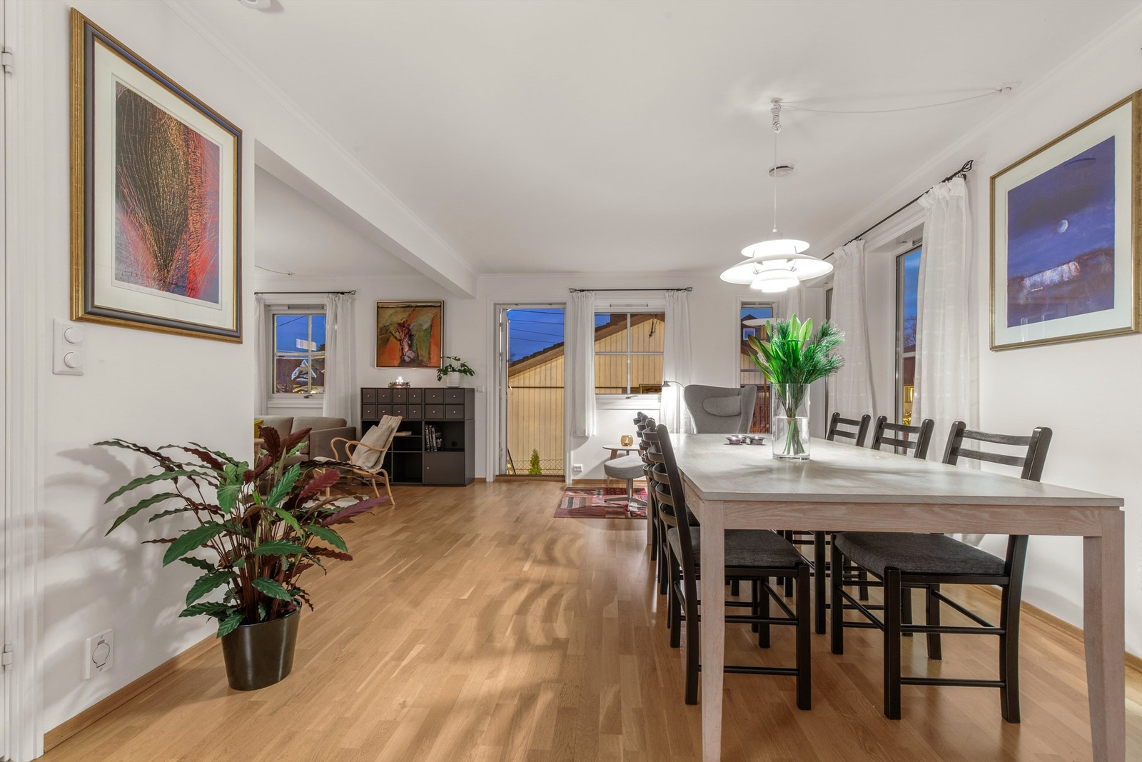 Her er det god plass til å dekke til et skikkelig langbord ved større begivenheter. Galleribilde