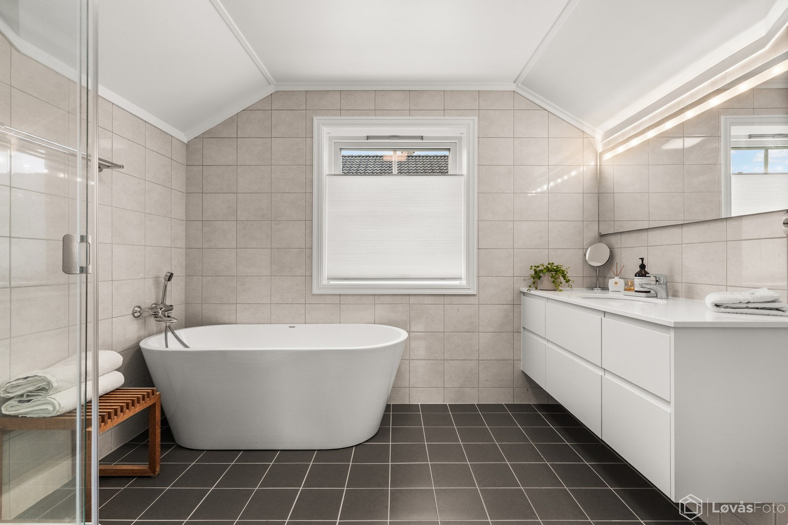 Romslig og helfliset bad i andre etasje, med både badekar og dusjkabinett. Galleribilde
