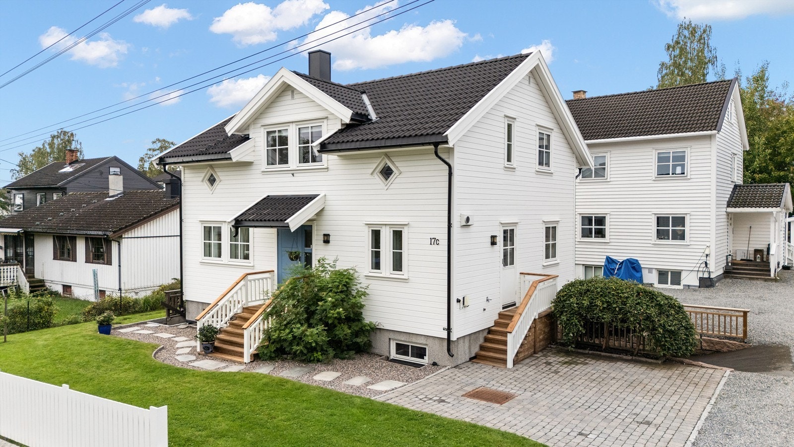 God plass til parkering for bil på egen tomt. El-bil lader er installert. Galleribilde