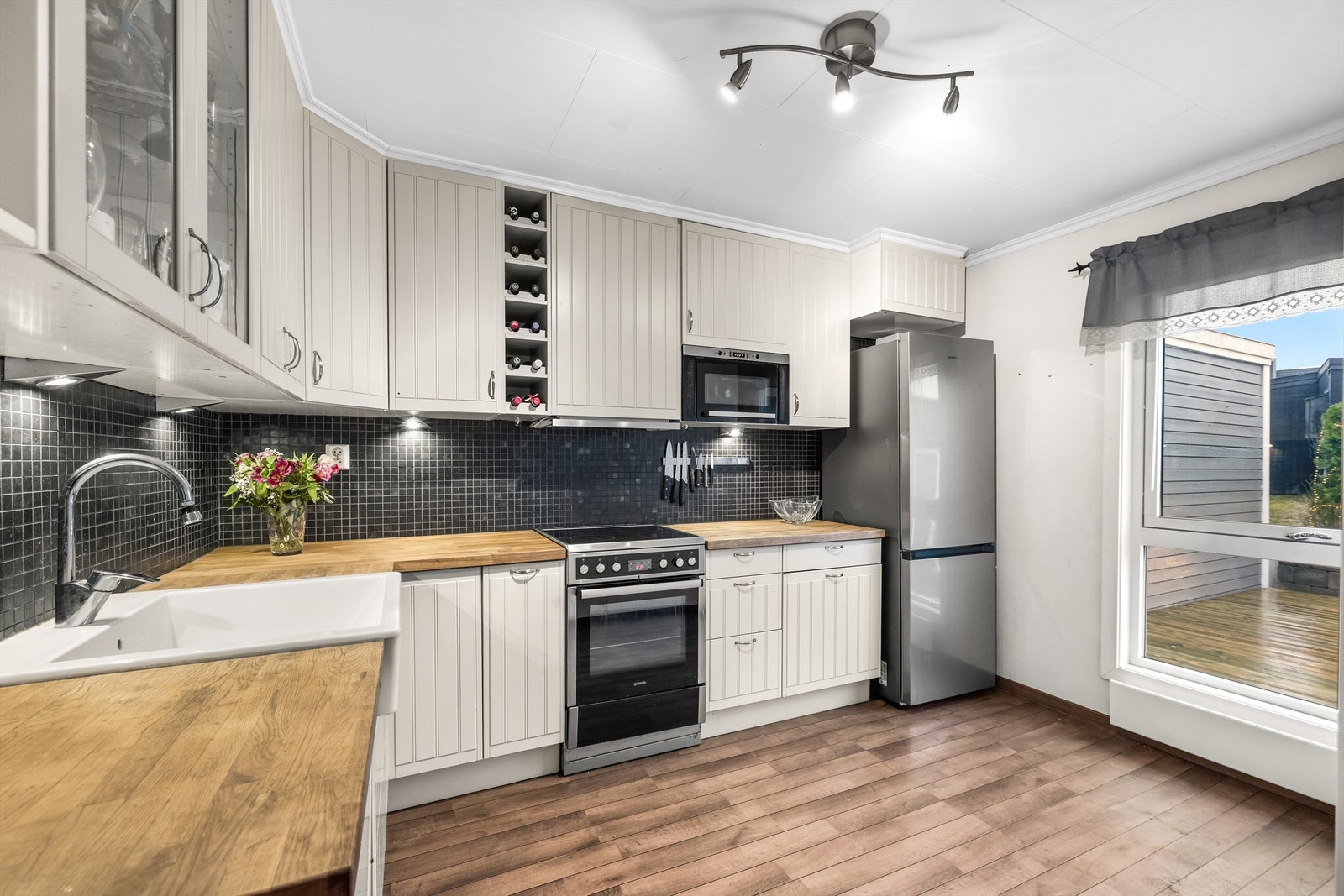 Kjøleskap, komfyr, integrert mikrobølgeovn og oppvaskmaskin medfølger handelen Galleribilde