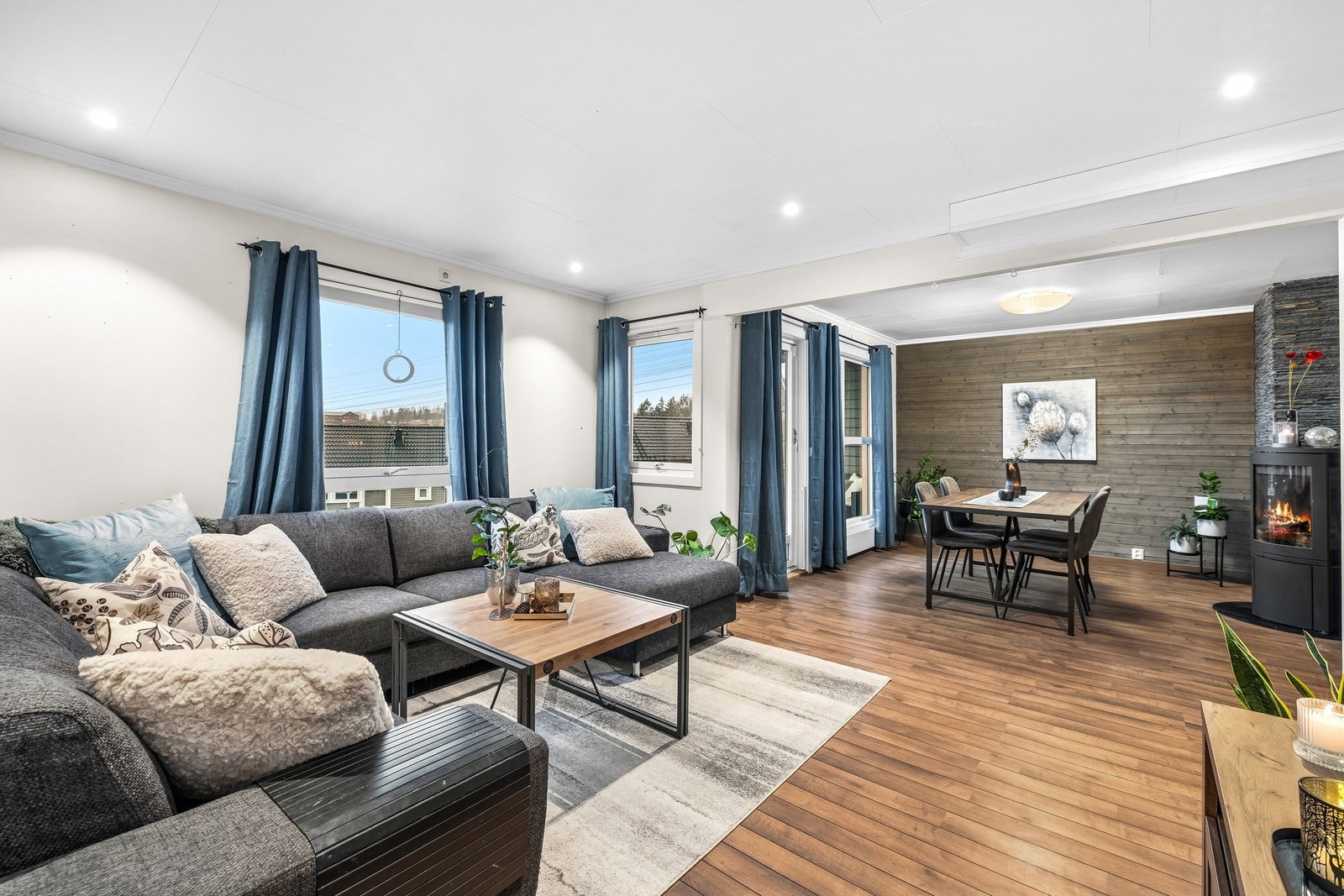 Stuen er av god størrelse og har store vindusflater som gir gode lysforhold Galleribilde