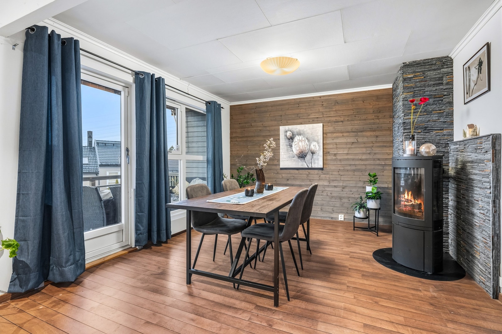 Fra stuen er det utgang til vestvendt balkong på 6 kvm Galleribilde