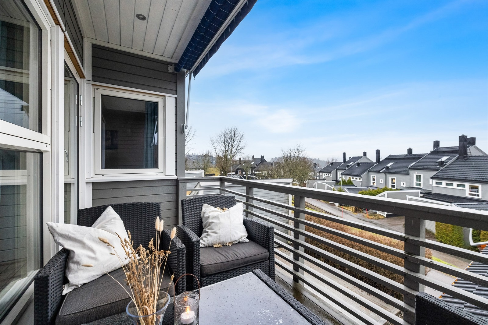 Boligen har to fine uteplasser - perfekt for både late dager i solen og sosiale sammenkomster Galleribilde