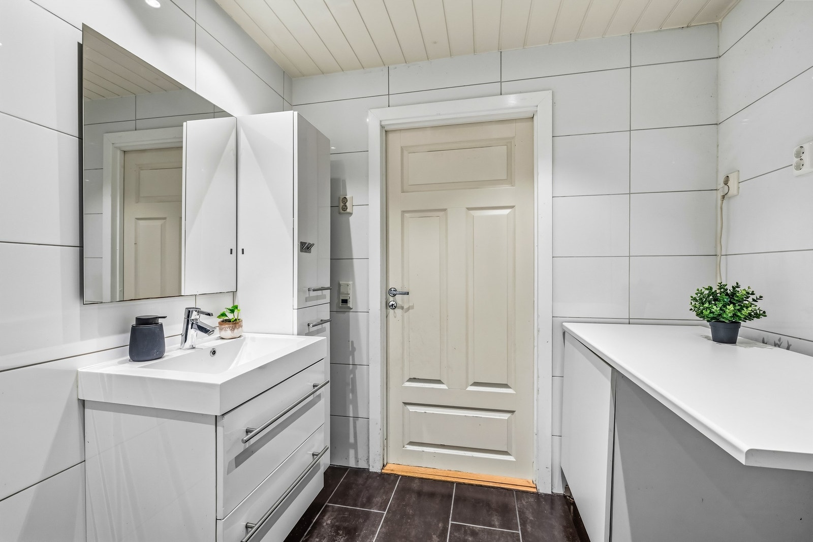 Det er opplegg for vaskemaskin på badet Galleribilde