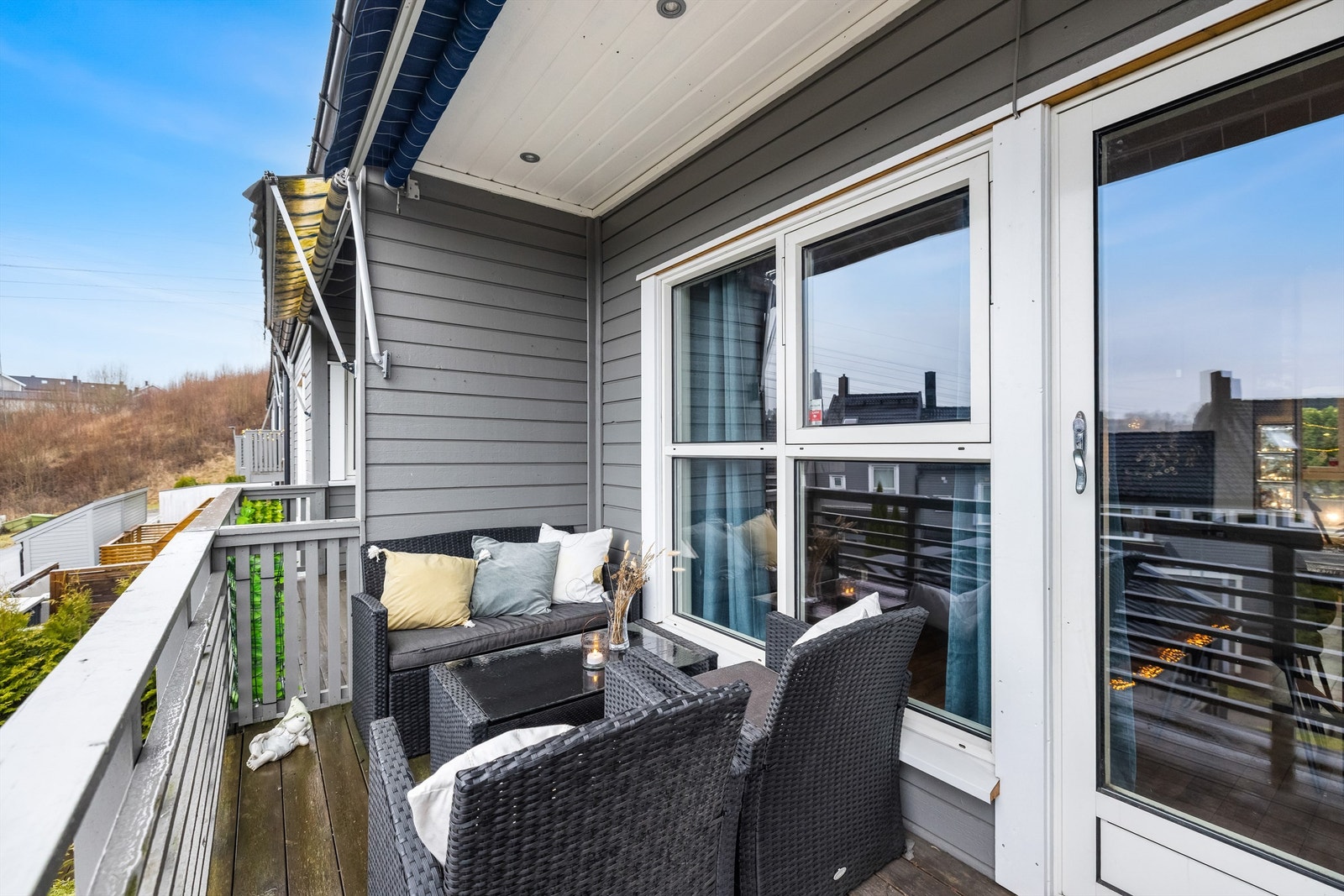 Den vestvendte balkongen er delvis overbygget, og har belysning og markise Galleribilde