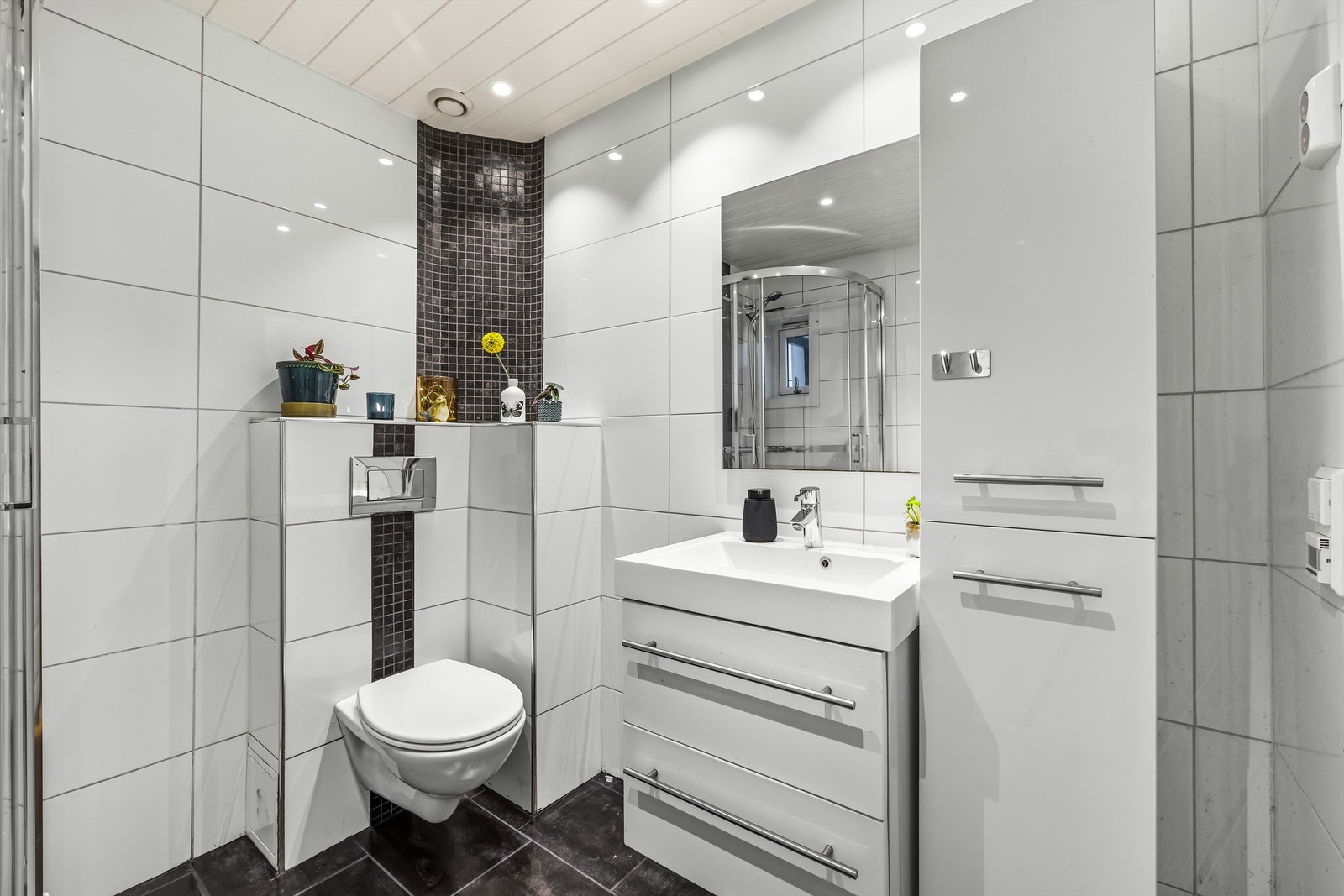 Her er det flislagte overflater og gulvvarme for ekstra komfort Galleribilde