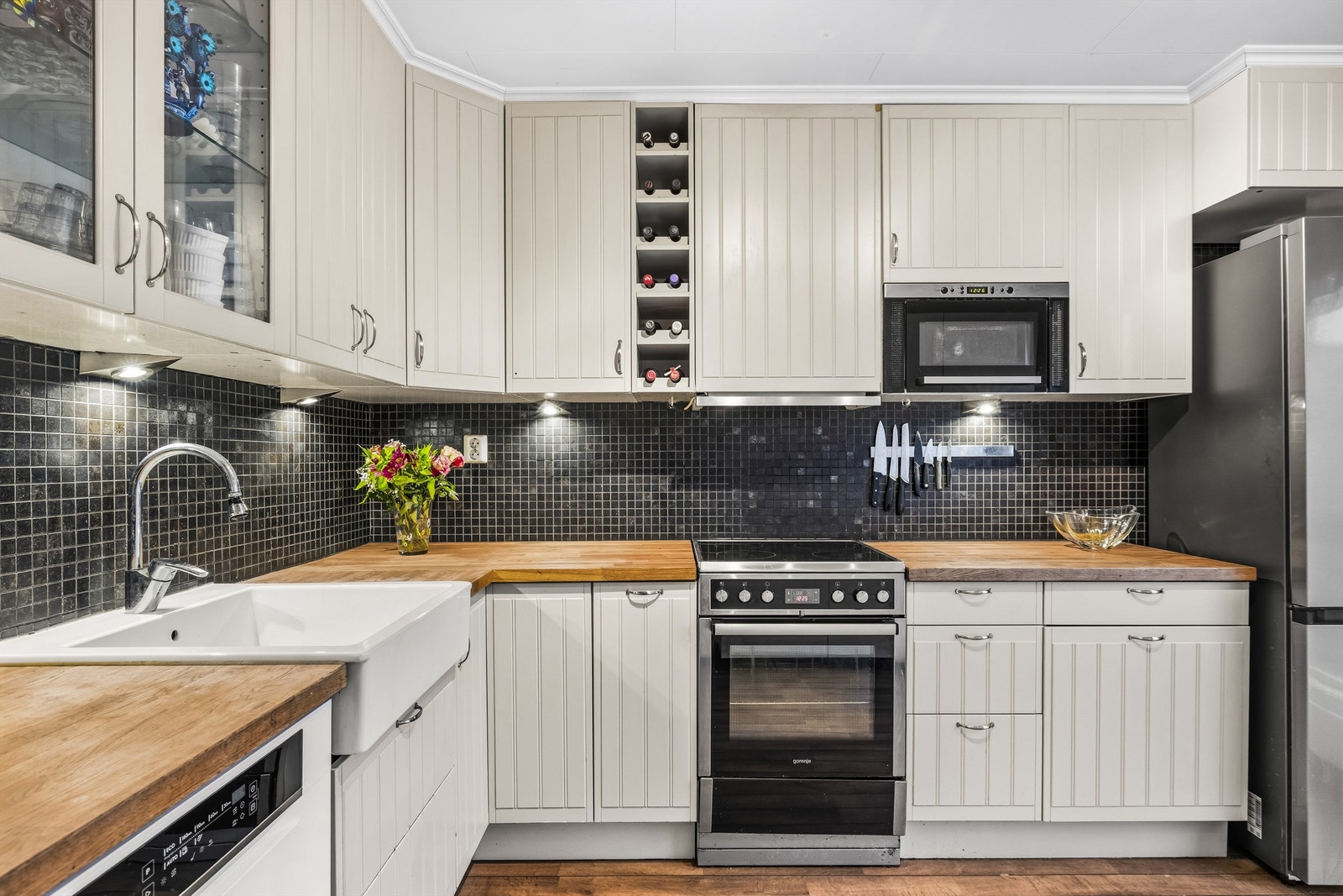 Kjøkken med rikelig oppbevaringsplass i skap og skuffer Galleribilde