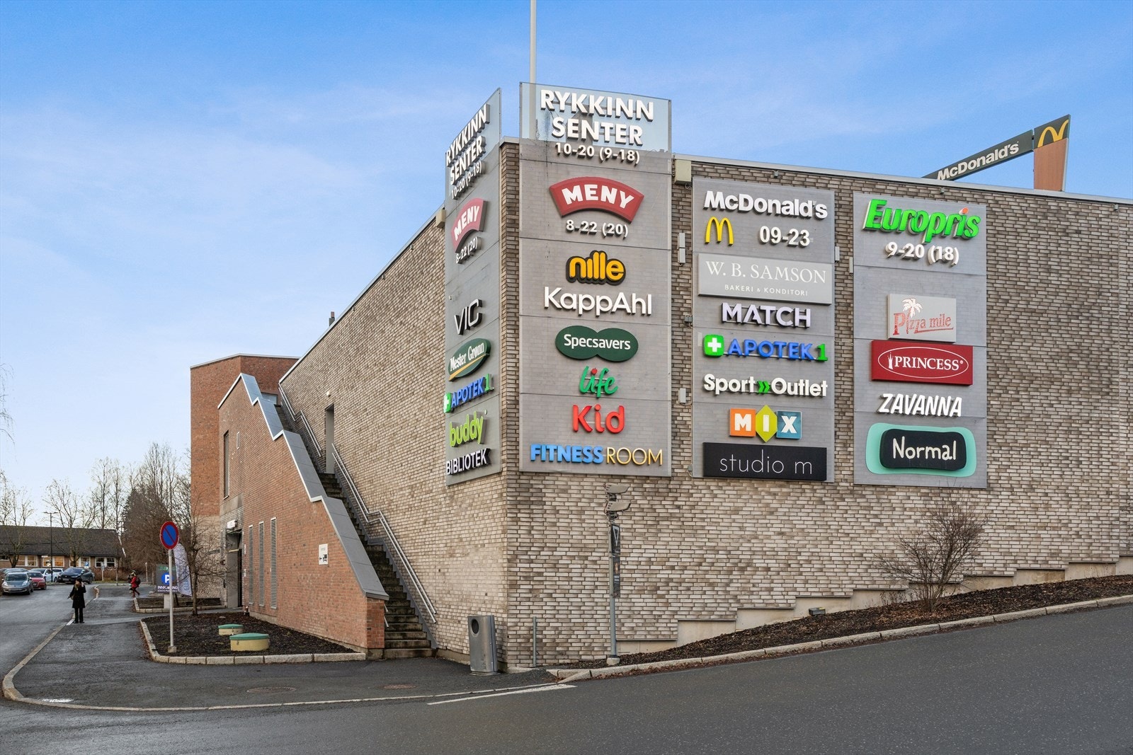 Fra leiligheten er det 2 minutters gange til Rykkinn senter med alt av servicetilbud Galleribilde