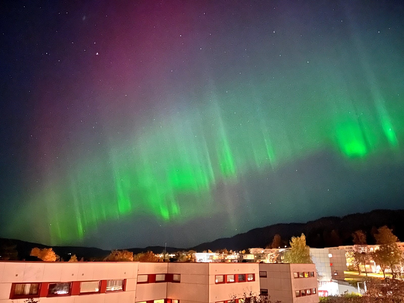 Selgers eget bilde av fantastisk nordlys over området Galleribilde