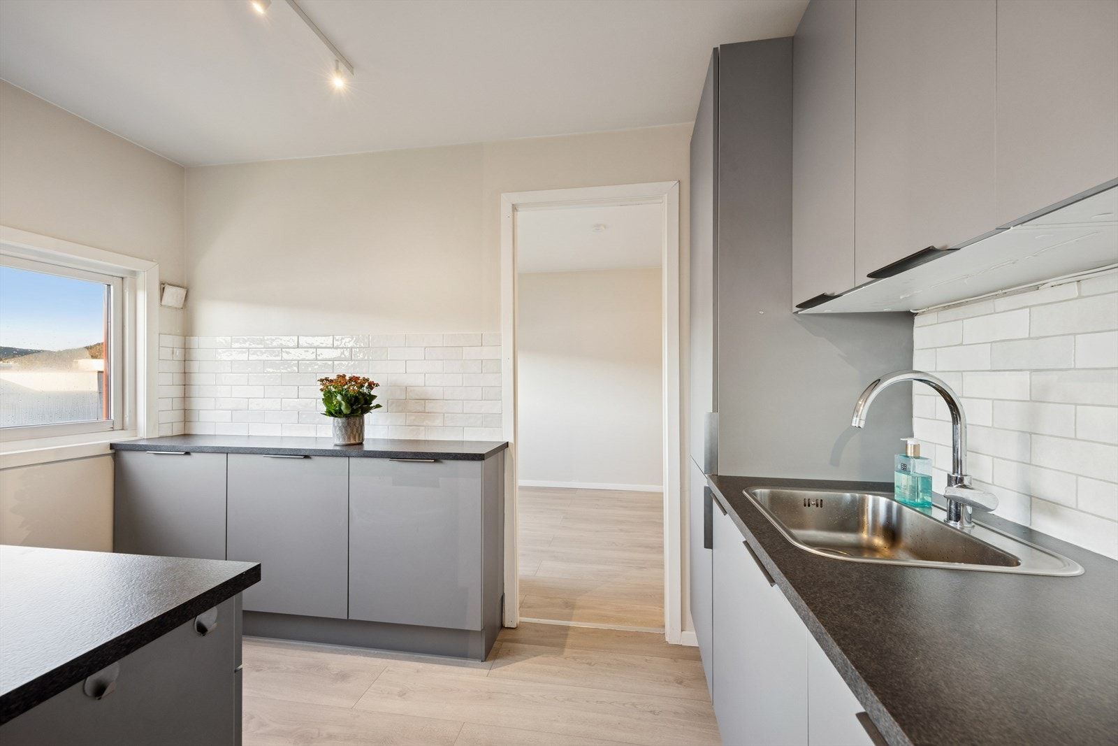 Moderne kjøkken fra HTH med integrerte hvitevarer Galleribilde